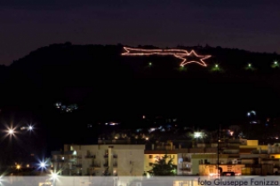La Stella sulla Grotta illumina la Città di Fasano (foto Giuseppe Fanizza) Stella sula Grotta Fasano